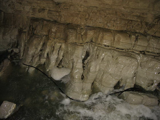 Ручей в Воронцовской пещере