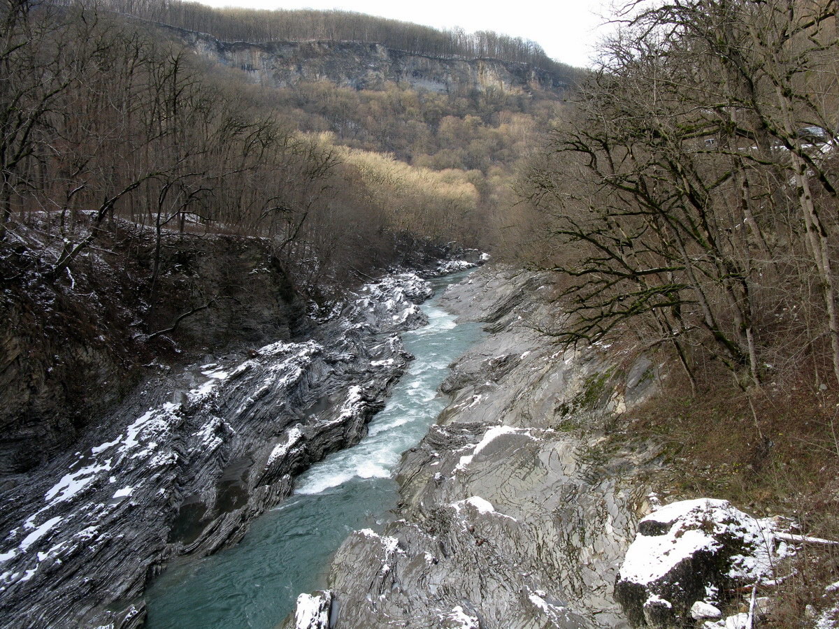 Фото реки Белая с правой стороны моста к ручью Руфабго