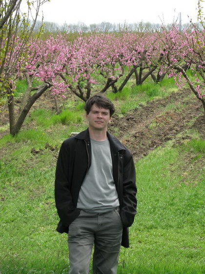 Фото на фоне цветущих персиковых садов