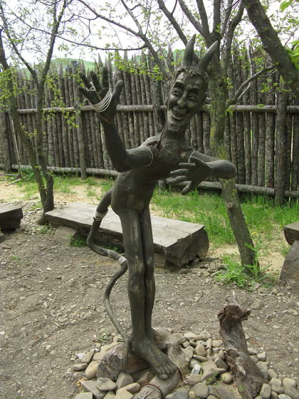 Скульптура чертика во дворе колдуна