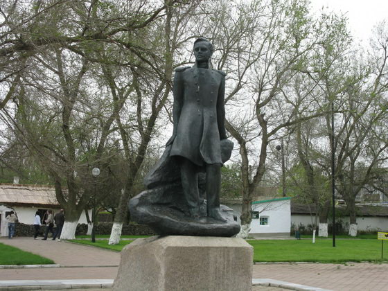 Фото памятника Ю. М. Лермонтову в Тамани
